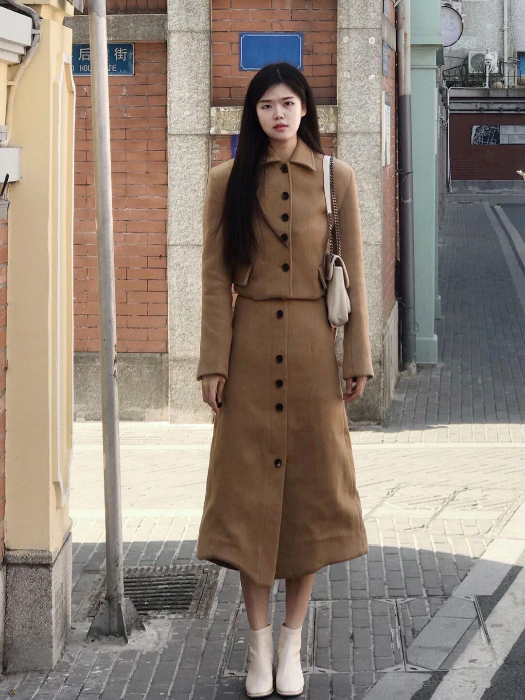 大衣|冬日氛围感穿搭指南,姜黄色大衣配白色阔腿裤,慵懒又随性!