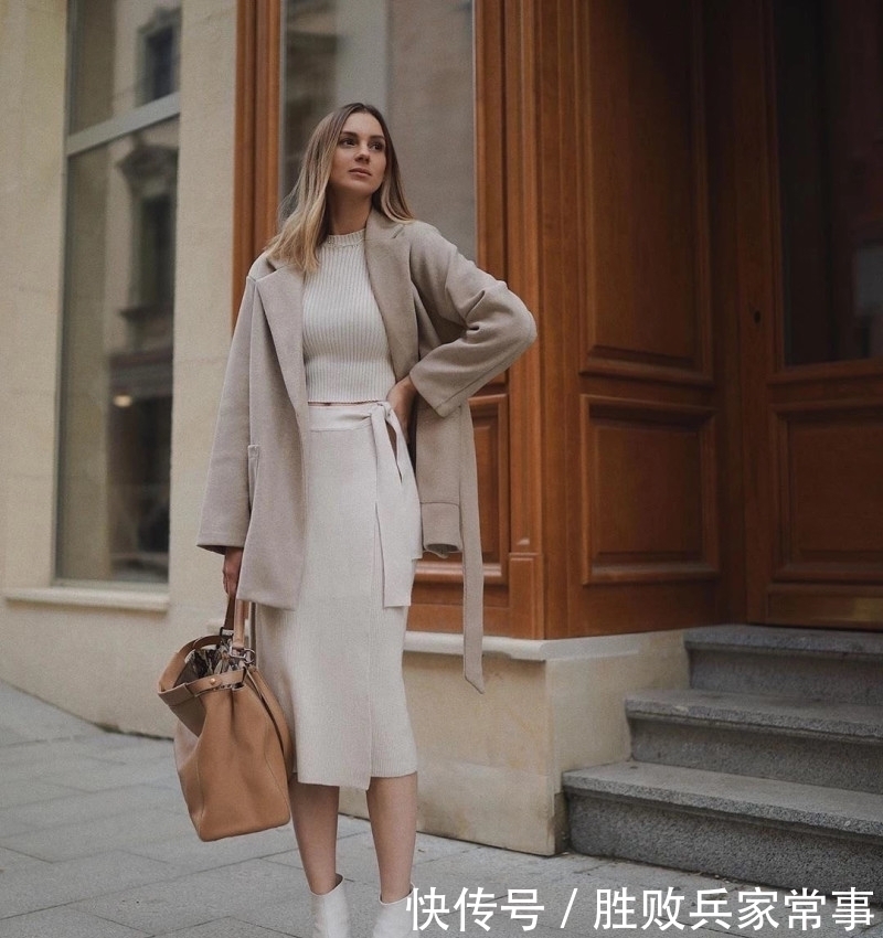 温柔又有气质的“过年”穿搭,大衣+半裙,给予我们时髦和体面