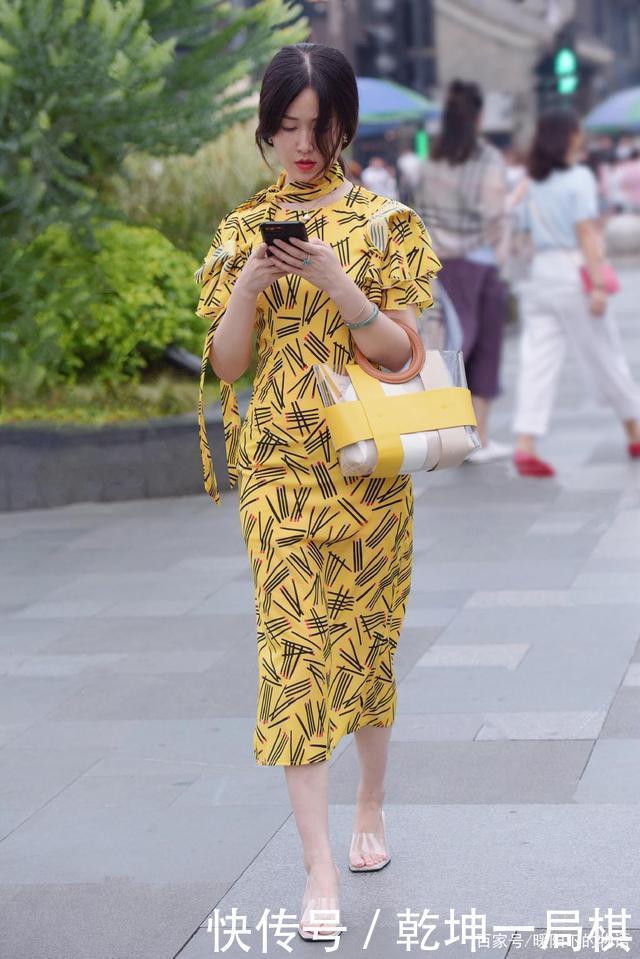 出行|把裤装收一收,出行选择时尚裙装,让造型优雅一整天
