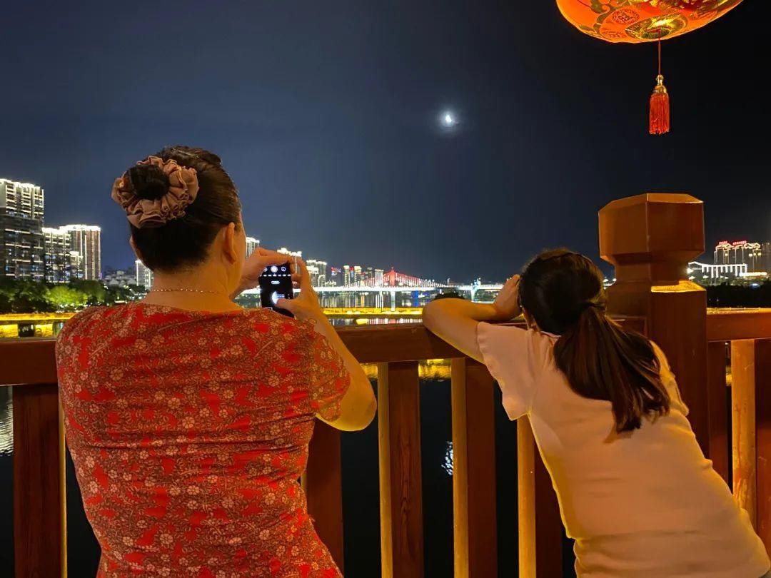 满城 “超级月全食”全程回放，漳州满城“追月人”~