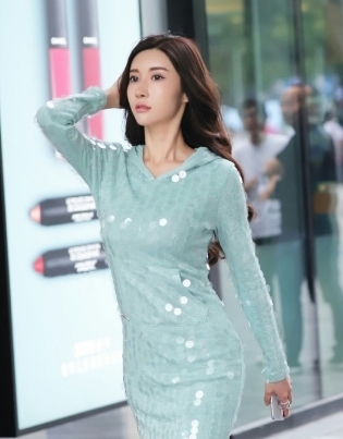 亮片|蓝色亮片裙重出江湖,修身效果极佳,二十岁也能穿出轻熟风