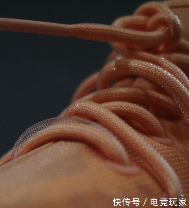 鞋身 看上去还不赖!「全透火山橙」Yeezy 350 v2实物释出!