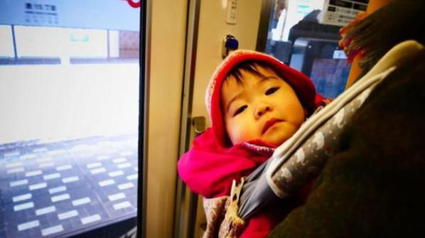 爸妈|最委屈宝宝火了,被路边吃烧烤的爸妈嫌碍事放进包里,网友:心大