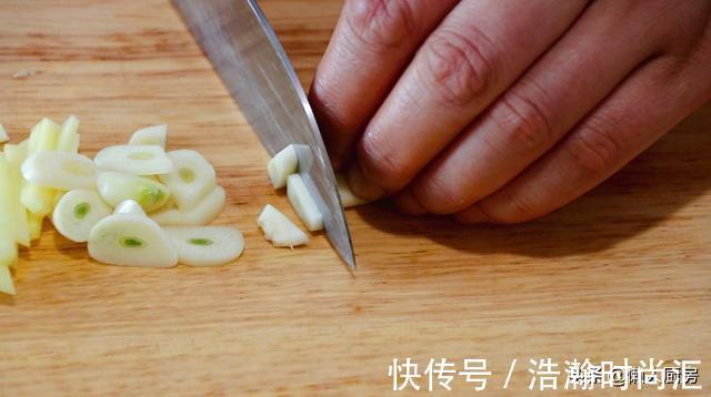 腥味|鲳鱼价格便宜，这样红烧着吃，滴上几滴醋，鱼肉鲜嫩，没有腥味