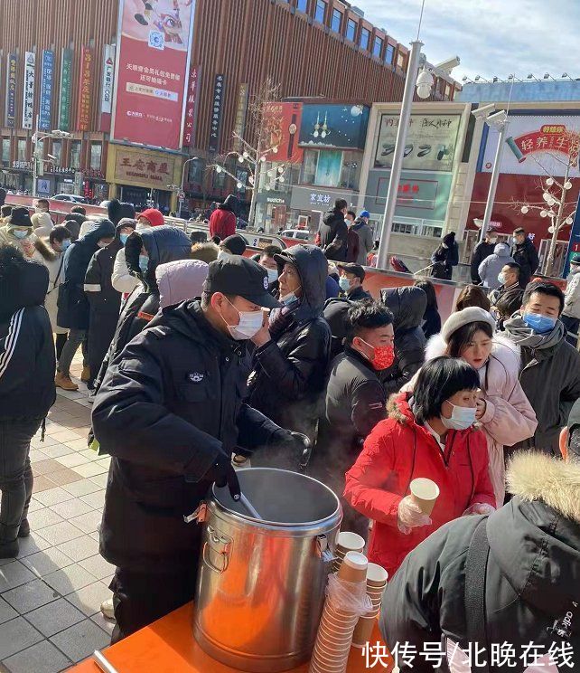 雪容融|冰墩墩雪容融魅力太大！工美大厦门前，排起了百米长队