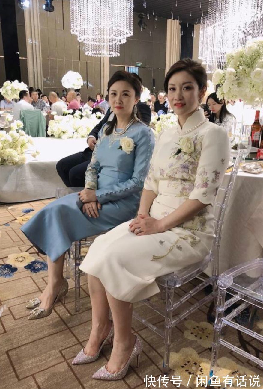 穿搭|两位亲家母真高调!婚礼上同穿红旗袍比美,把新娘风头都给抢了