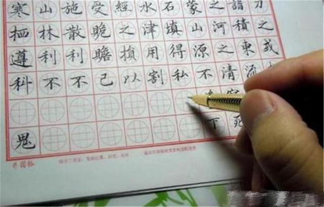 潜能$9岁男孩写字似印刷体,老师不忍打红叉,网友调侃:当代王羲之