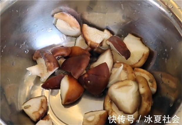 香菇焖鸡|想要鸡肉好吃,清洗步骤最为重要,掌握这个小技巧,鸡肉腥味全无