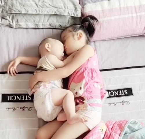 以为姐姐和弟弟睡着了,妈妈掀开被子看到这画面,瞬间心都暖化了