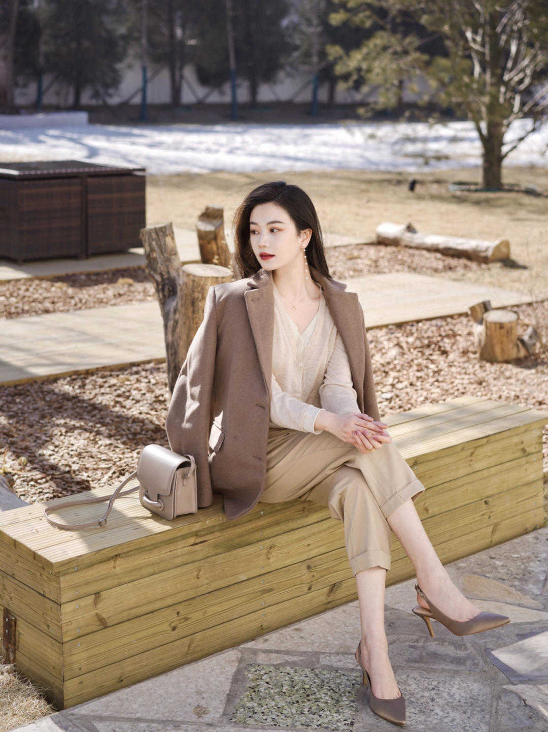 时尚博主|职场面试怎么穿?白色系带衬衫配西装裤干练优雅,一点不呆板