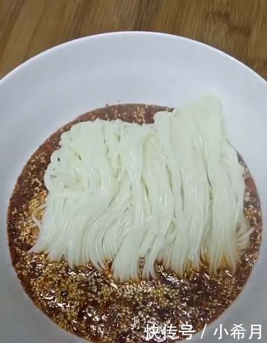 小伙|小伙教你煮好吃的面条,非常的有食欲,简简单单的面条看着真好吃