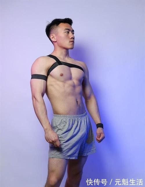 束身带|型男范十足的健身小哥哥,黑色束身带对于肌肉男来说,有效果吗?