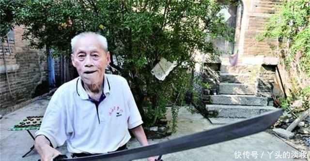 他收藏了一把刀,有人出价20万收购,他不为所动却无偿捐给国家!