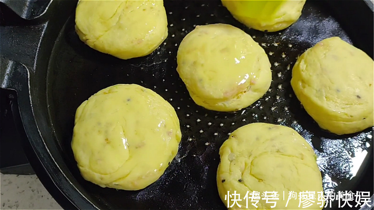 油酥|玉米面油酥饼做法,加多一种材料,口感丰富,吃着蓬松柔软,真香