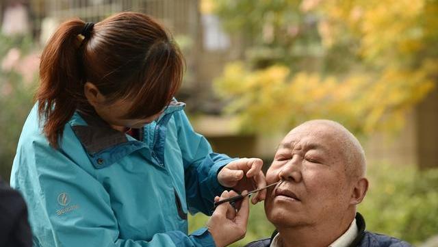 合成|鼻毛为何会“窜”出来提醒你原因多半在自己身上，别掉以轻心