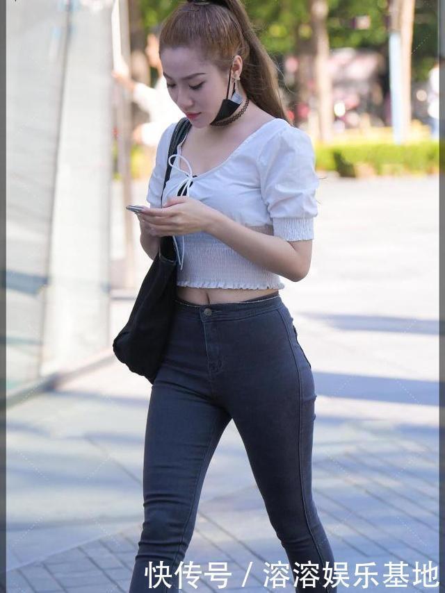 马尾|白色上衣,搭配简单的黑色牛仔裤,高马尾,时尚又洋气