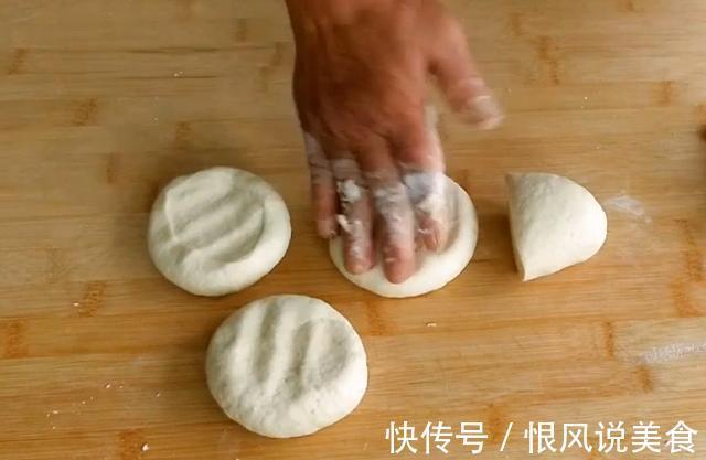 农村妈妈教你葱油饼最简单的做法,香酥好吃,咬一口满嘴香
