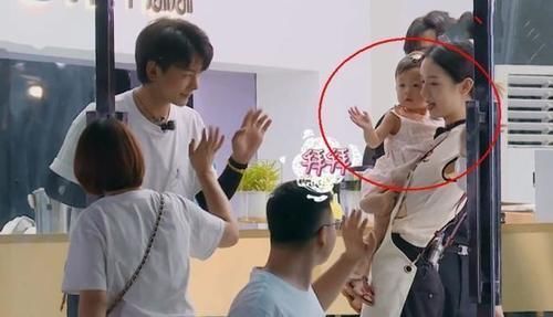 周也汗流浃背还不忘哄孩子,素颜五官精致,皮肤状态媲美小孩