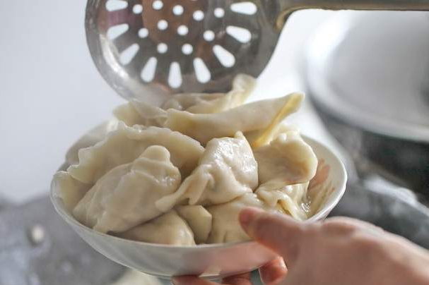 萝卜做馅，下锅焯水还是用盐杀水都不对，教你一招，鲜香不出水