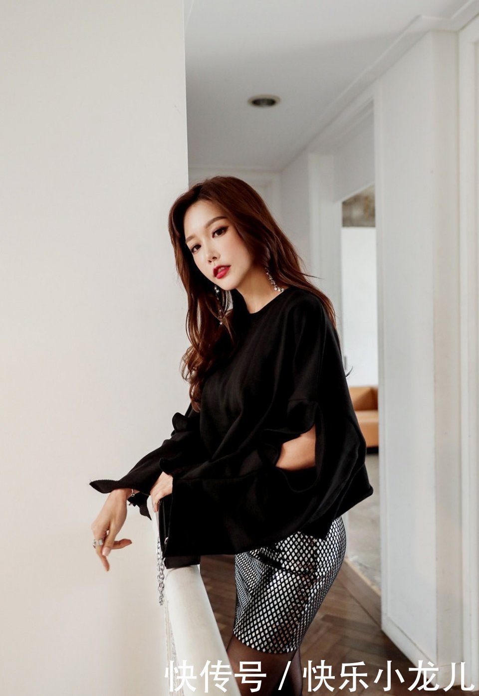 黑丝|轻奢写真,黑丝搭配包臀裙,太娇艳了!