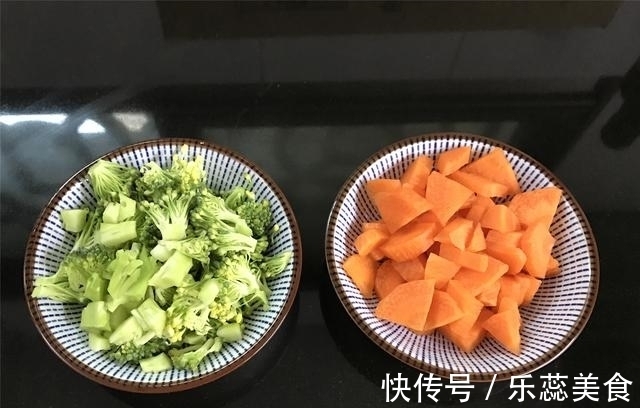 胡萝卜|剩米饭新吃法,如此做,孩子三天两头就想吃,连吃3个才过瘾!