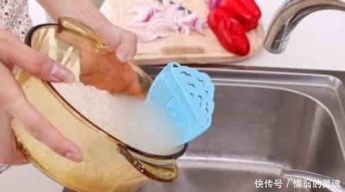 洗米的水别再倒掉了,常这样用,绝对会有你意想不到的好处