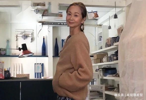 短发 老年人别总烫小卷发型,学学三位60岁时髦奶奶的减龄发型,超洋气