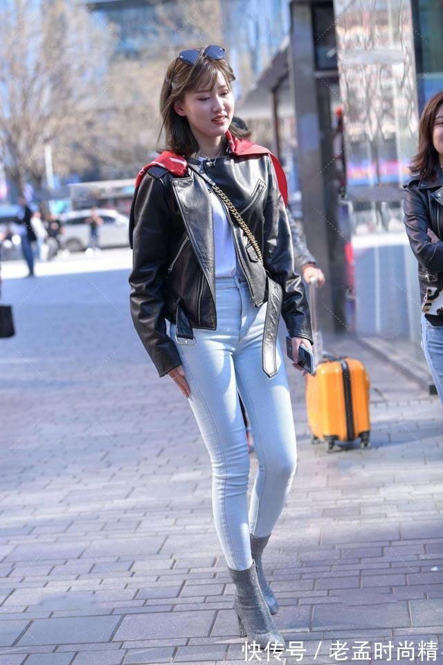皮衣 黑色机车夹克外套,搭配浅蓝色紧身牛仔裤,简单时髦更显气质