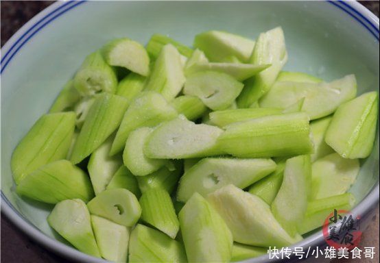 食用油|炒丝瓜最忌先放油，教你一招，丝瓜白嫩，不出水不发黑，超下饭