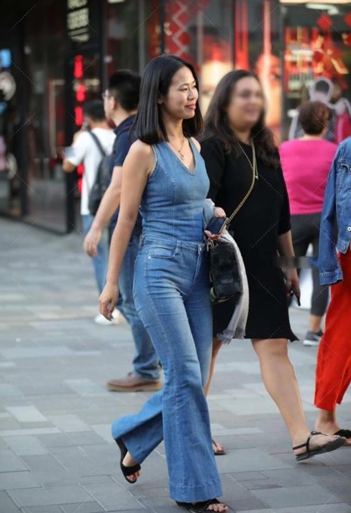 穿搭 墨绿色的无袖上衣,搭配黑色九分裤,整体给人简单清爽利落感觉