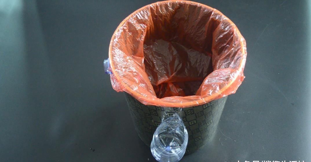 妙用|垃圾桶上粘一个塑料瓶, 一年还能帮家里省不少钱, 可惜知道的人不多