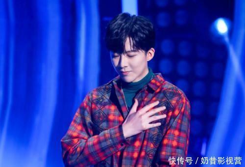 他参加快男海选时被淘汰,如今成为人气歌手,“竹竿腿”太抢镜了