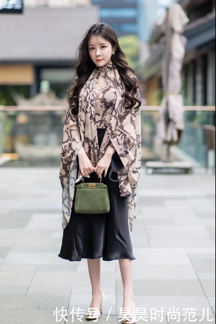 轻薄蝙蝠衫搭配黑色半身裙,简单随性的穿搭方
