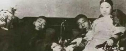 妩媚|老照片清朝青楼女子的真实打扮,姿势很妩媚,图四令人痛心!