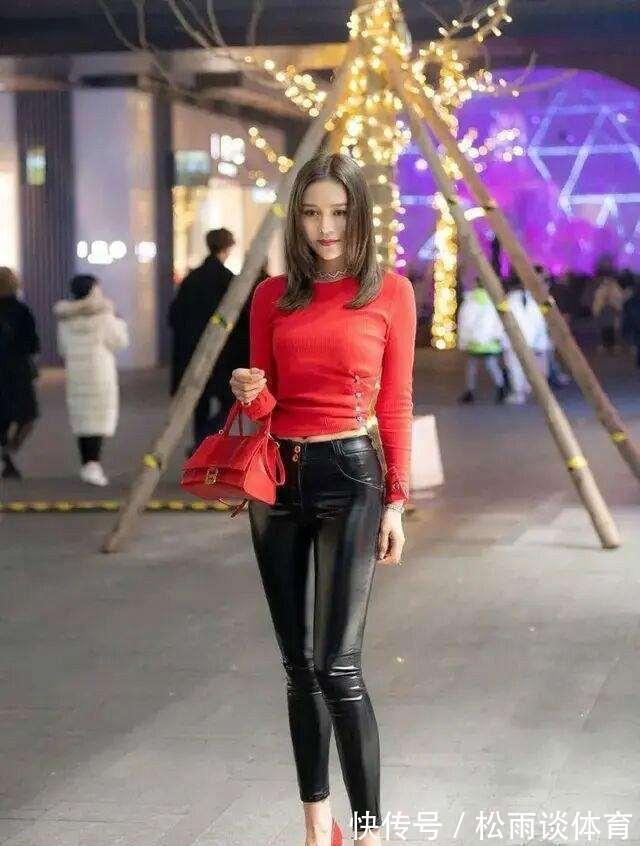 肩带 牛仔打底裤搭配白色上衣,拉长了腰线,散发出不同的韵味