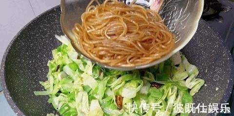 入味|才知道，包菜炒粉条要这样做，难怪以前老是粘锅，粉条不粘更入味