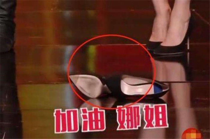 谢娜上央视主持节目,不顾形象当众脱鞋跳舞,网友:没素质