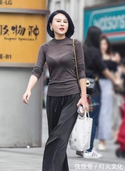 阔腿裤 浅褐色薄纱T恤搭配黑色阔腿裤,休闲传统,温婉大方!