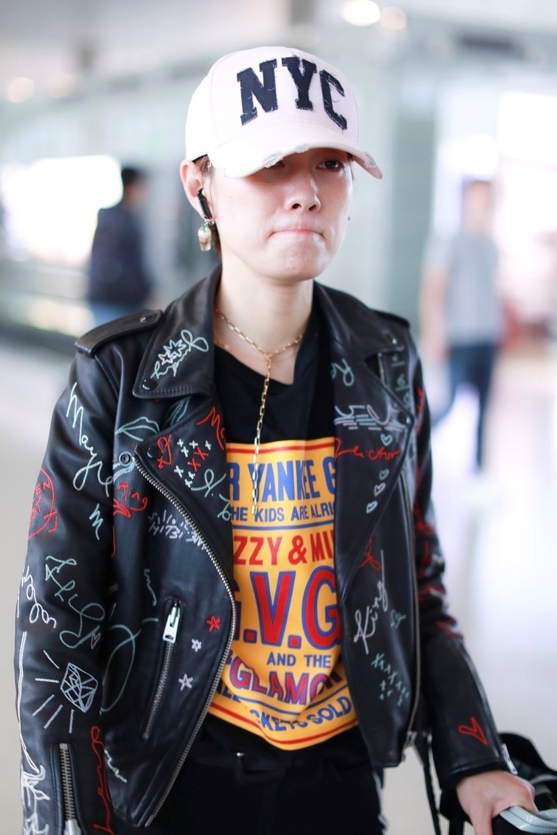 马伊琍|马伊琍才是辣妈圈顶流，穿黑色皮衣搭配紧身裤，高级时髦又个性