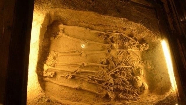 士兵|这位皇后太漂亮被迫殉葬，没死被守墓士兵发现，二人偷偷生子