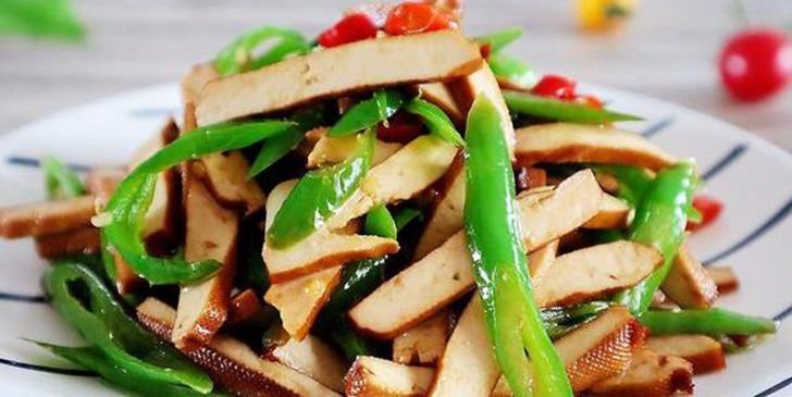 美食:栗子扒全鸡,泡椒鸡片,五花肉炒腐竹,青椒炒香干