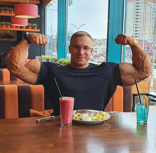 体重|23岁的俄罗斯健美巨兽,体重127公斤,一年增长10公斤纯肌肉