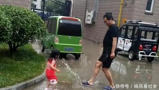 奶奶|“佩奇父女”跳泥坑火了,网友:奶奶已经扛着大刀在来的路上