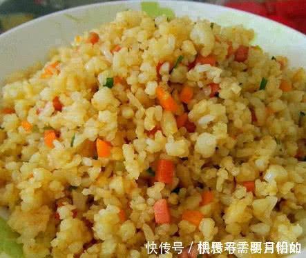 蛋炒饭千万别直接下锅炒，倘若少了这一步，蛋炒饭不但费油还粘锅！