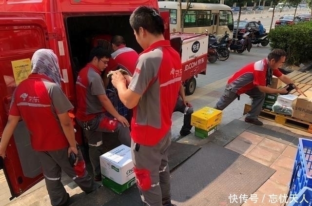 快递员们|刘强东：在京东干满5年能买房，十年过去了，1号快递员实现了吗？