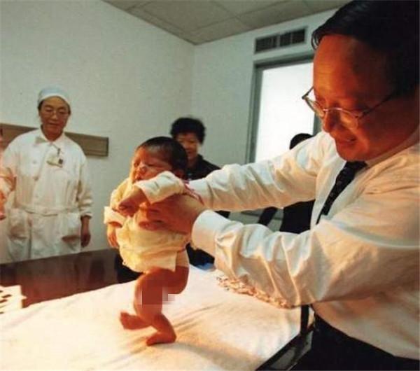 妈妈|新生儿是怎样找妈妈的虽然闭着眼睛,但他有4个自带的“技能”