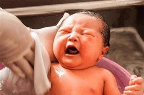 宝宝|洗澡用这个行为只会害了宝宝,尤其是男宝宝