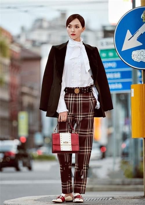 今年开春火了一种“高级穿法”，明星潮人都在穿，特别显气质！