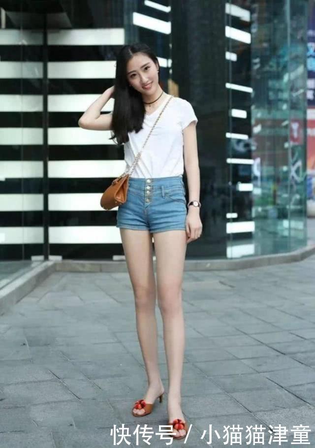 时尚|街拍淑女风尚的时尚小美女,休闲西装搭配牛仔裤,显得高贵而优雅
