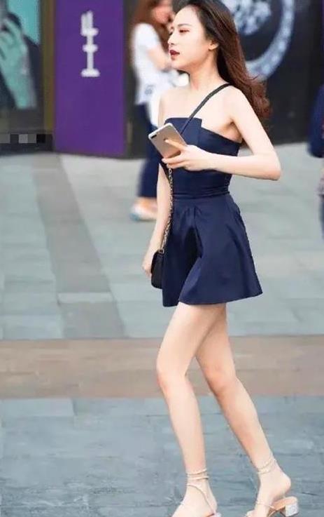 街拍:身穿吊带白裙美女,笑容甜美,把人的心都快融化了